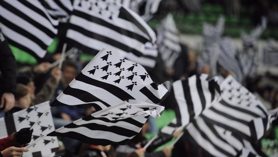Drapeaux bretons dans les tribunes